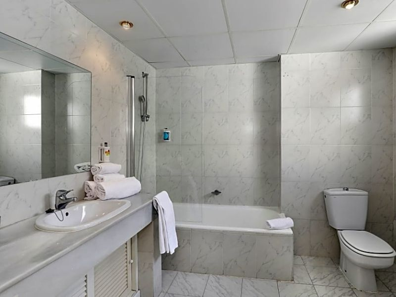 Atalaya_Park_Hotel_Bathroom.jpg