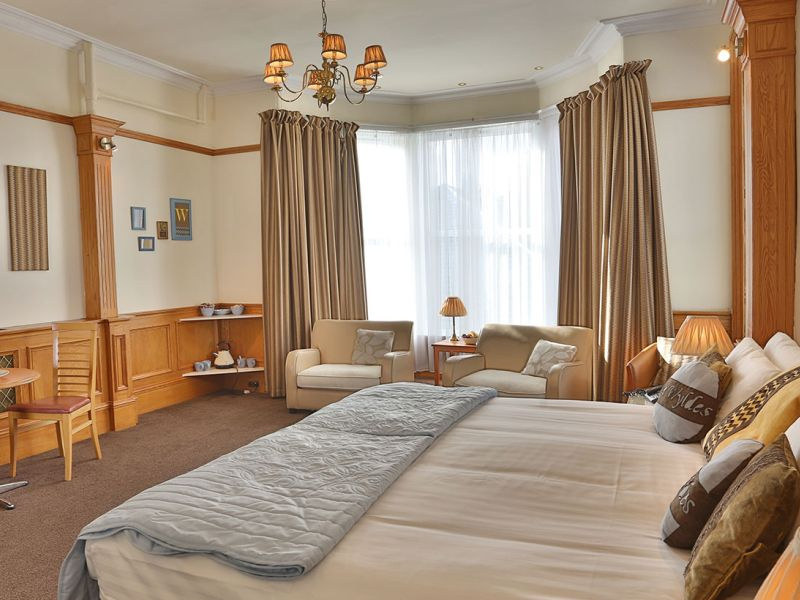 woodlands-hotel-bedroom